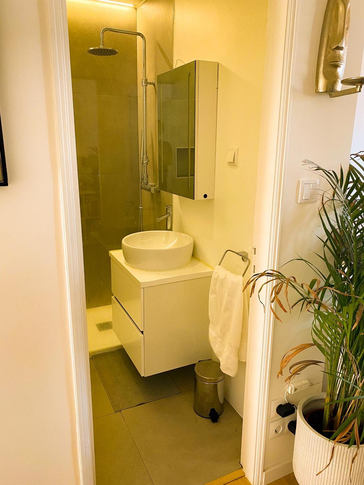 Homestay Ideally Located With Perfect Views Alges