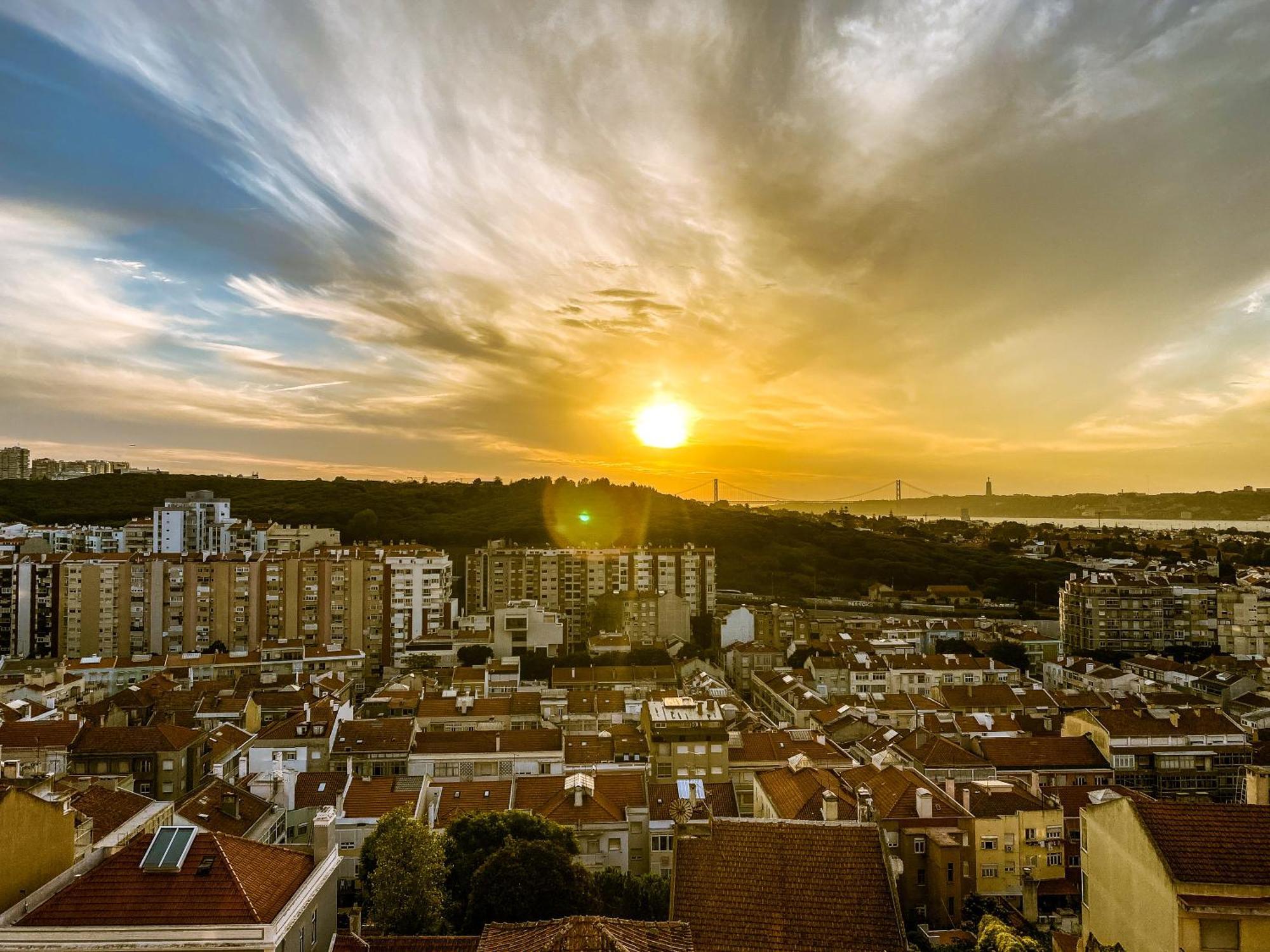 Ideally Located With Perfect Views * Alges